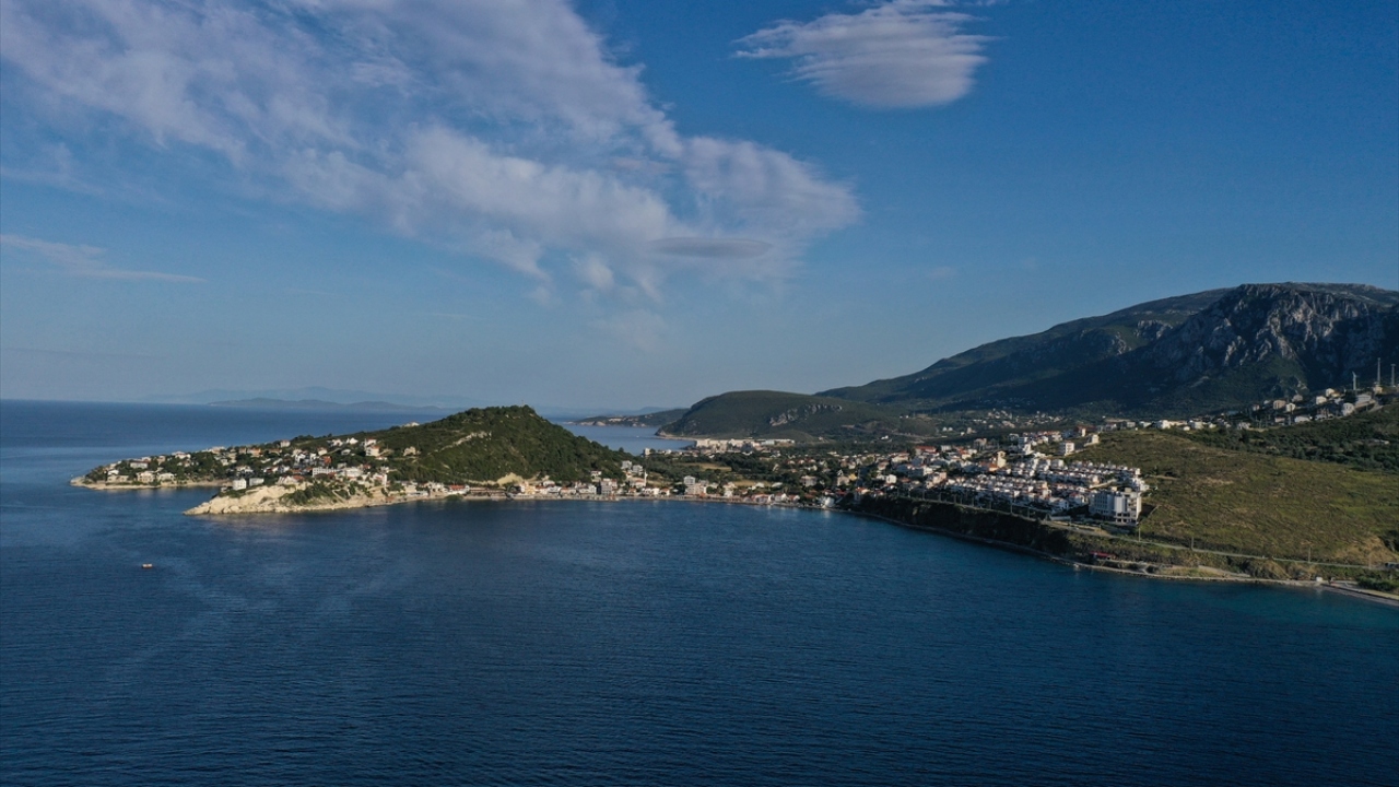 Virajlı yolları nedeniyle yıllarca vatandaşların ilgi göstermediği Karaburun, Karayolları Genel Müdürlüğünün 5 yıl önce tamamladığı duble yolları ve su altı tutkunlarına hizmet vermeye başlayan dalış merkezleriyle dikkati çekiyor.