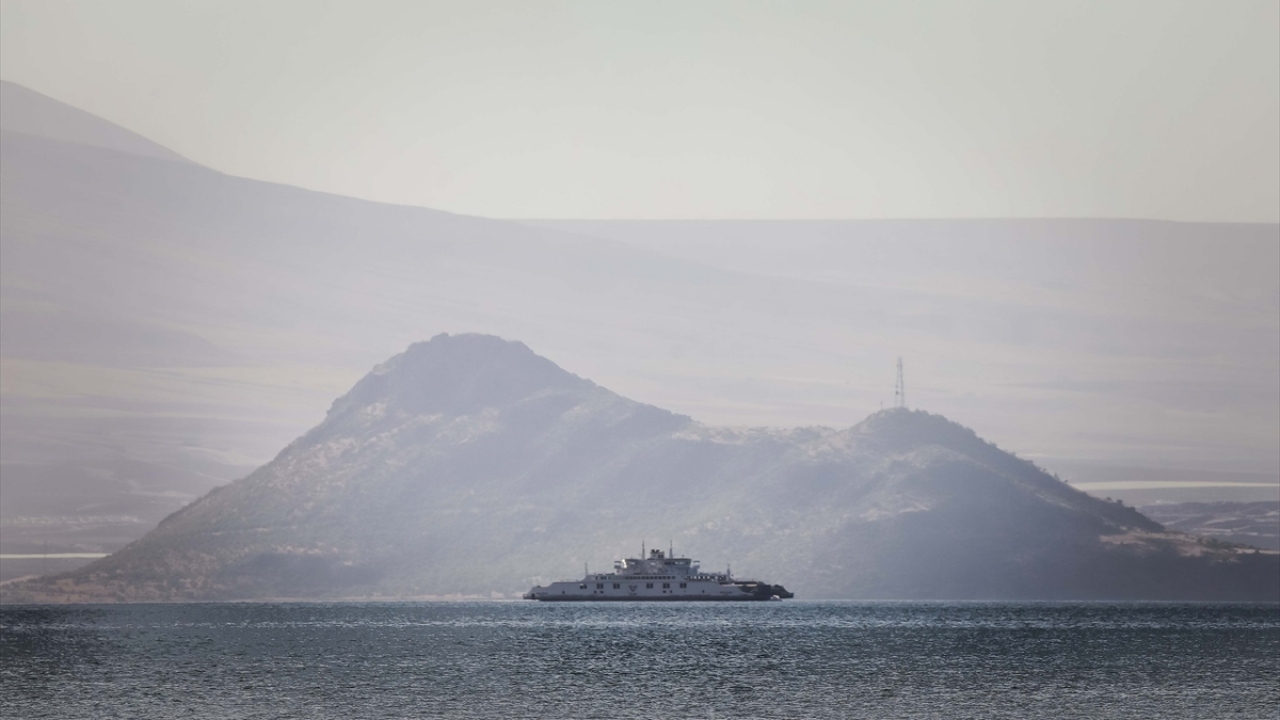 Masmavi suyu, eşsiz koyları ve doyumsuz manzarasıyla doğaseverlerinin ilgisini çeken Van Gölü sahilleri, kısıtlamaların kaldırılmasıyla yeniden hareketlendi.