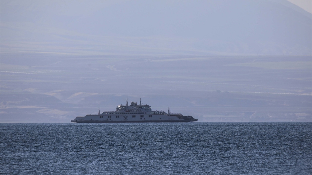 Farklı illerde sosyal medya üzerinden haberleşerek Tatvan ilçesine bağlı Reşadiye köyünde toplanan doğa tutkunları, gölün seyrine doyum olmayan manzarasına karşı kamp kurup doğa yürüyüşü yaptı.