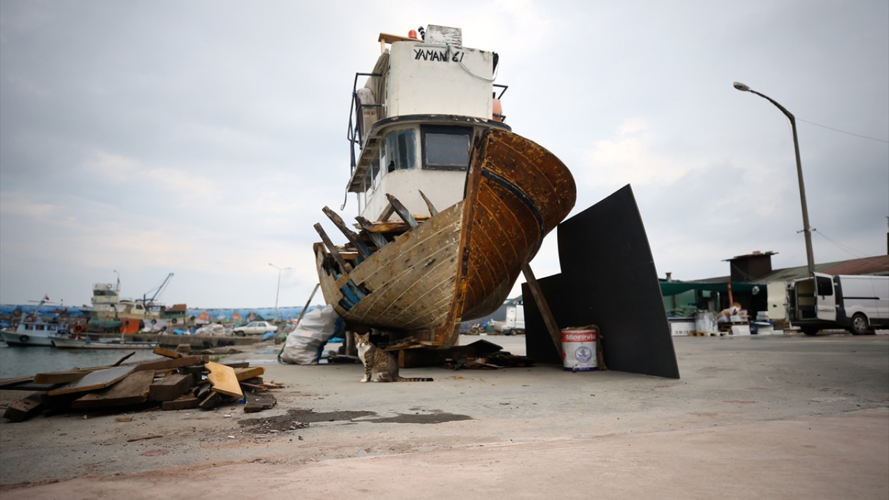 Yaklaşık bir hafadır sağanak ve fırtına yüzünden limana demirleyen balıkçılar, tekne ve ağ bakımlarını tamamlıyor. 