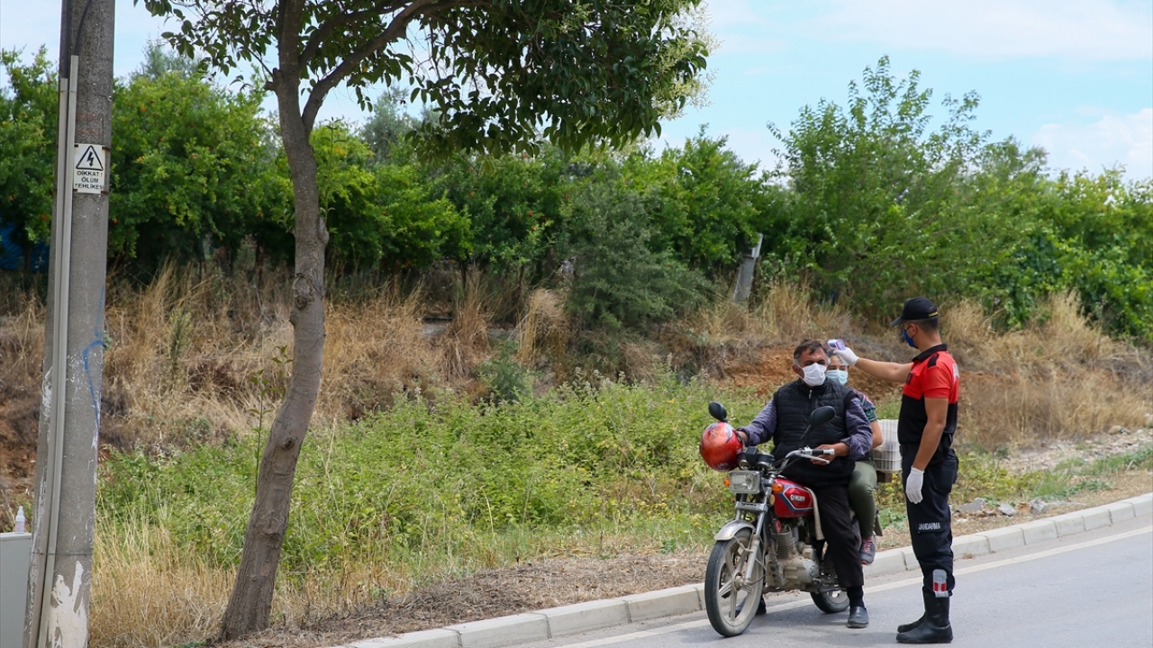 Menderes Kaymakamı Bahri Tiryaki, yaptığı açıklamada, mahallede ilk vakanın 3 gün önce tespit edildiğini, vaka sayısının artmasıyla mahalle genelinde ek tedbirler aldıklarını belirtti.