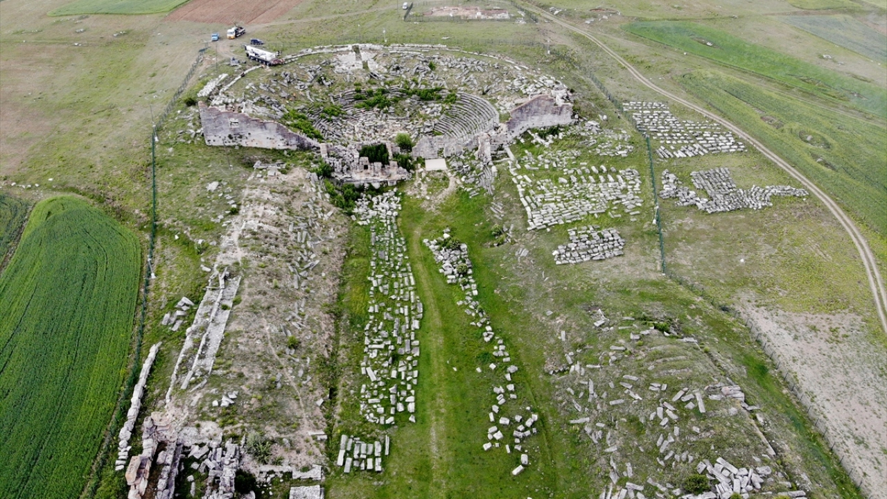Birleşmiş Milletler Eğitim, Bilim ve Kültür Örgütü (UNESCO) Dünya Mirası Geçici Listesi`ne 2012`de dahil edilen, "İkinci Efes" olarak da nitelendirilen Aizanoi`de kazı ve alan araştırması 9 yıldır sürüyor.