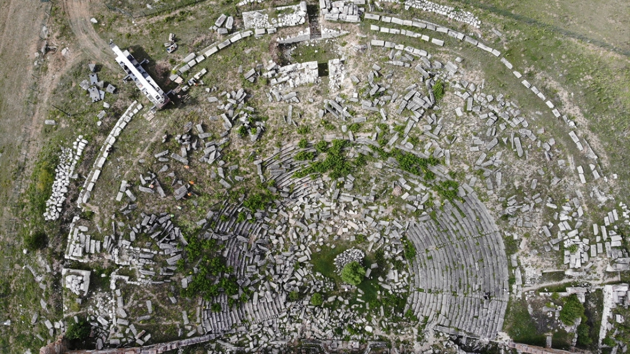 Projenin mimarı Yalın Pekvar ise antik tiyatro ve stadyumun yüzyıllar içinde deprem ile toprak kayması gibi doğal afetlerden zarar gördüğünü anlattı.
