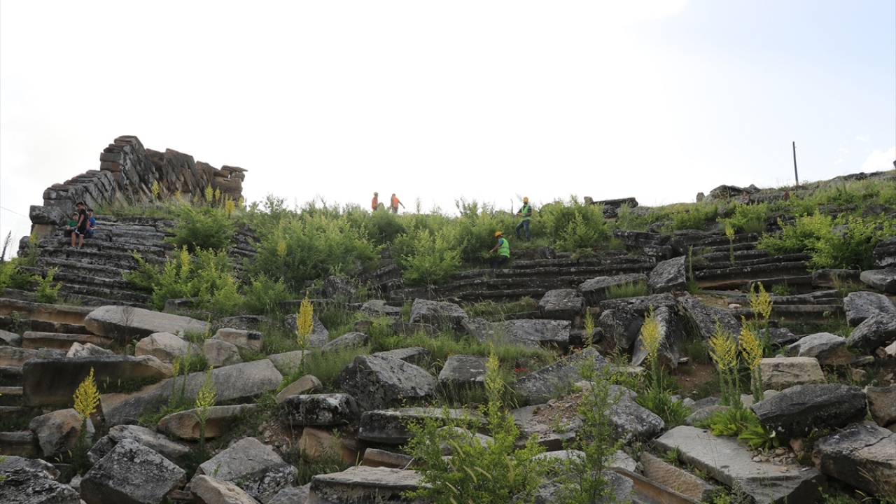 Antik kentte 1970`ten itibaren 41 yıl yaz aylarında çalışma yürüten Alman Arkeoloji Enstitüsünün lisansı Bakanlar Kurulu kararıyla 2011`de iptal edilerek kazı görevi Türk arkeologlara verildi.