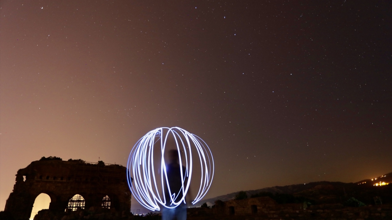 Tralleis’te bu gün ayakta kalan tek yapı “Üç Gözler” olarak adlandırılan 2. asırda yapılmış olan, antik çağın eğitim, spor ve kültür açısından önde gelen yapılarından olan Gymnasiuma ait kalıntıdır. 