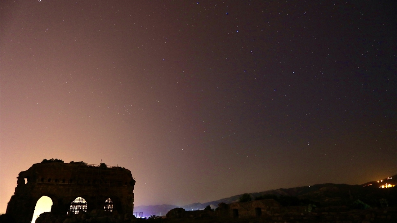 Halen kazı çalışmalarının devam ettiği antik kent, gündüz olduğu kadar gece de fotoğraf tutkunlarının uğrak mekanı oluyor.
