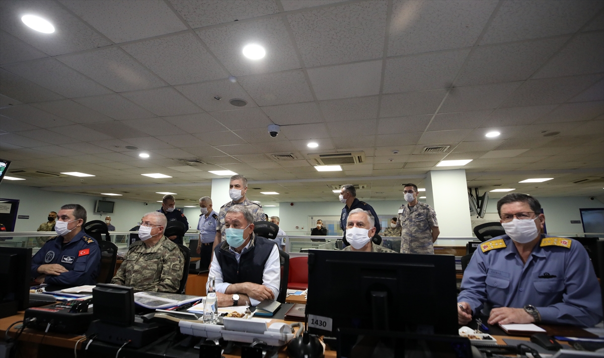 Türkiye`nin birlik ve bütünlüğünün yanı sıra halkın huzur ve güvenliği için kahramanca görev yapan Mehmetçik, vatan topraklarını, mavi vatan ile semalarını korumayı sürdürüyor.