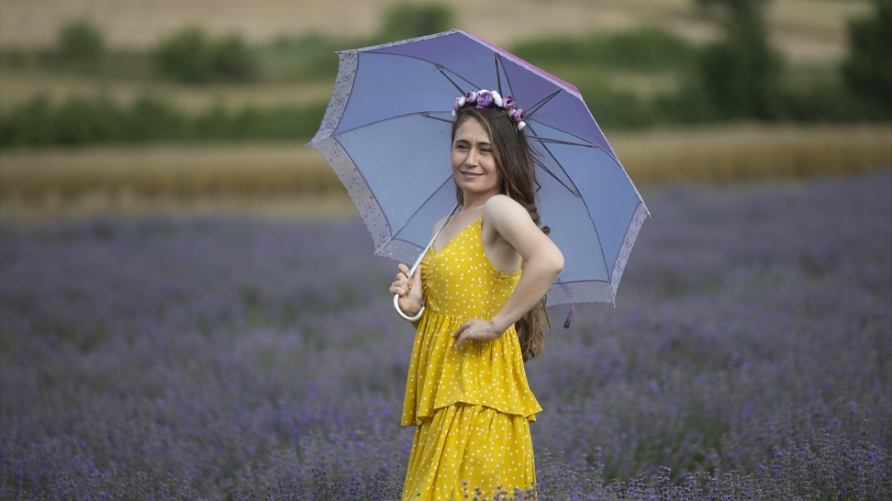 Tarla girişinde etkinliğe katılanların ateşleri görevlilerce ölçüldü ve maske dağıtıldı. 