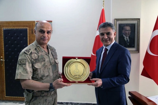 Diyarbakır Jandarma Bölge Komutanı Tuğgeneral Başoğlundan Vali Özkana ziyaret