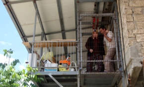 Ömrünü adadığı felçli eşi için eve asansör yaptı