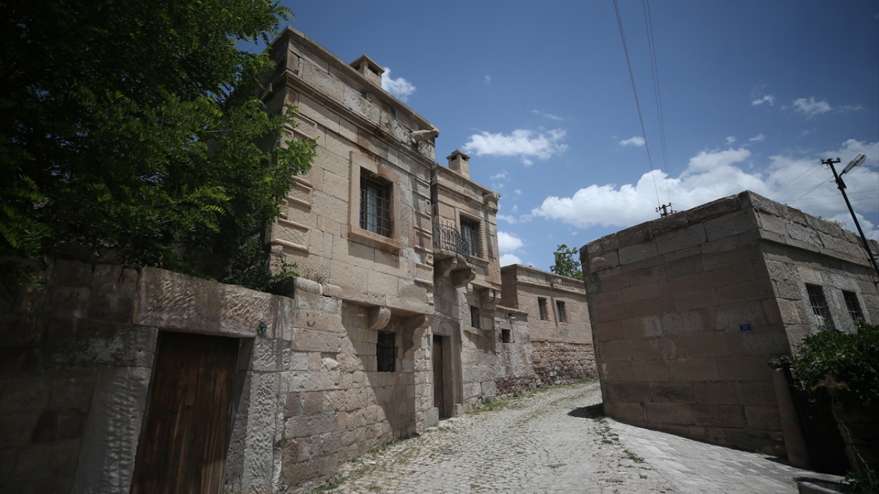 Kayseri kent merkezine yaklaşık 34 kilometre uzaklıktaki Ağırnas Mahallesi, taş evler, yer altı şehri, bezirhane, kilise, Mimar Sinan`ın doğduğu ev gibi pek çok değerli esere ev sahipliği yapıyor.