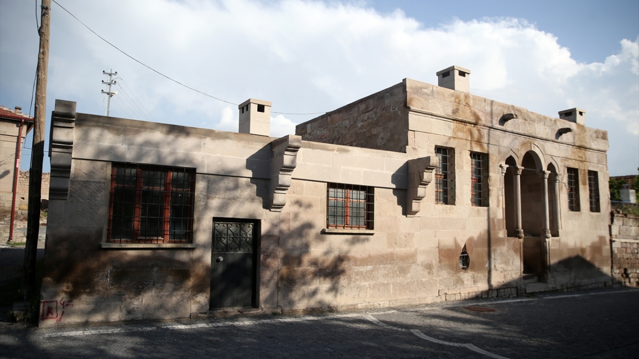 Bir zamanlar Rum ve Türk nüfusun iç içe yaşadığı Ağırnas`ı özellikle Mimar Sinan`ın doğduğu evi görmek isteyenler ziyaret ediyor. 