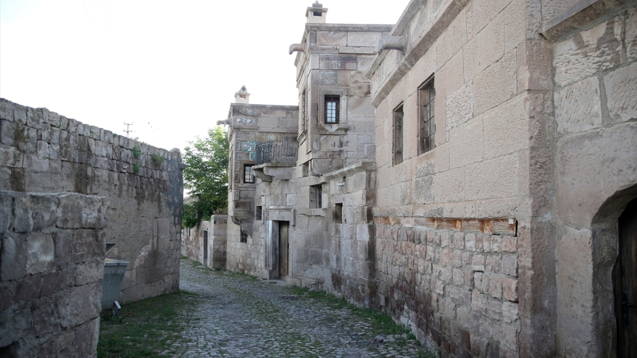 Palancıoğlu, tarihi dokusuna uygun olarak mahallede yenileme çalışmaları yaptıklarını, tüm yolların Arnavut kaldırımı olarak değiştirildiğini aktardı. 