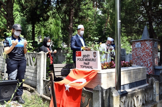 Şehit Nazif Topsakal mezarı başında anıldı