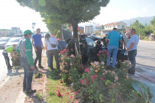 Afyonkarahisarda otomobil ile kamyon çarpıştı: 5 yaralı