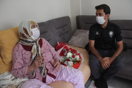 Adanada polis, su basan hastanede boğulmaktan kurtardığı kadınla buluştu