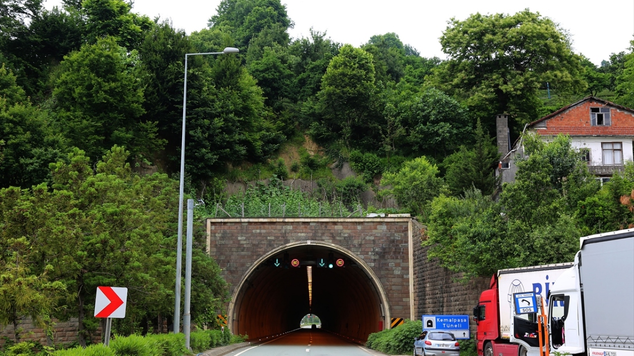 Karadeniz Sahil Yolu`nun yapımı sırasında Hüsnü Akdemir’e ait arazinin altında tünel inşa edildi.