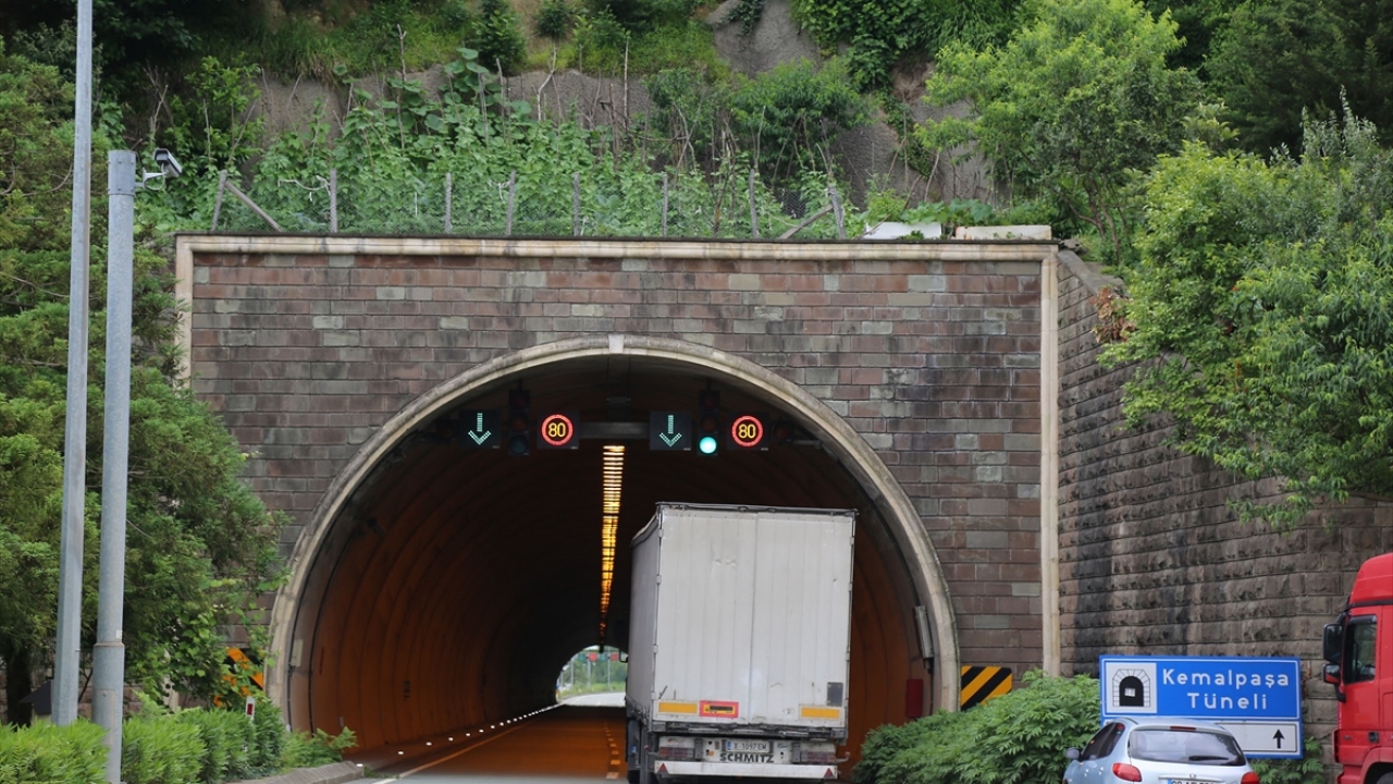 Akdemir ailesi, yol yapımı sonrası gerekli izinleri alarak tünelin tam üzerindeki yaklaşık bir dönümlük alanı, çevreden sırtıyla verimli toprak taşıyarak tarlaya dönüştürdü.