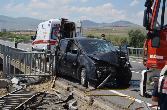 Kayseride otomobil bariyerlere çarptı: 1 ölü, 4 yaralı