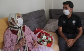 Boğulmaktan kurtarılan kadın kahramanıyla buluştu