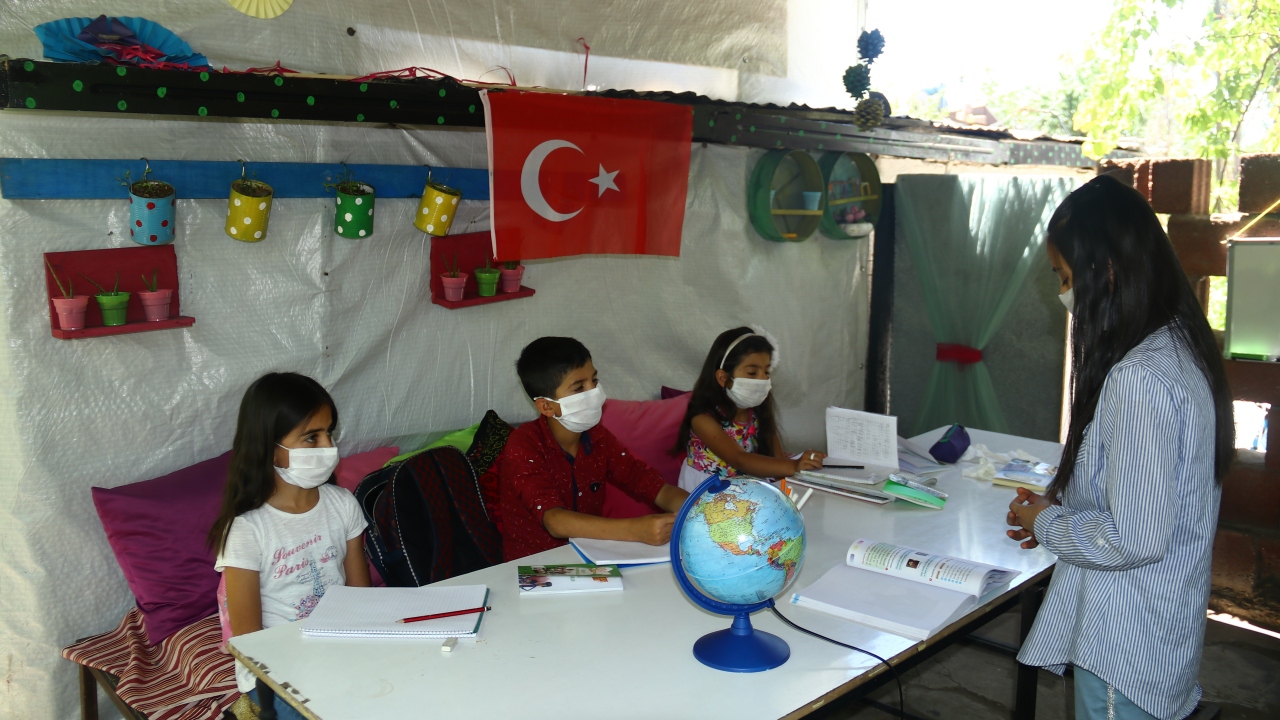 Van Yolu Mahallesi`nde oturan bir grup öğrenci, bahçelerindeki kamelyada sınıf ortamı oluşturarak, açık alanda ders çalışmaya karar verdi.