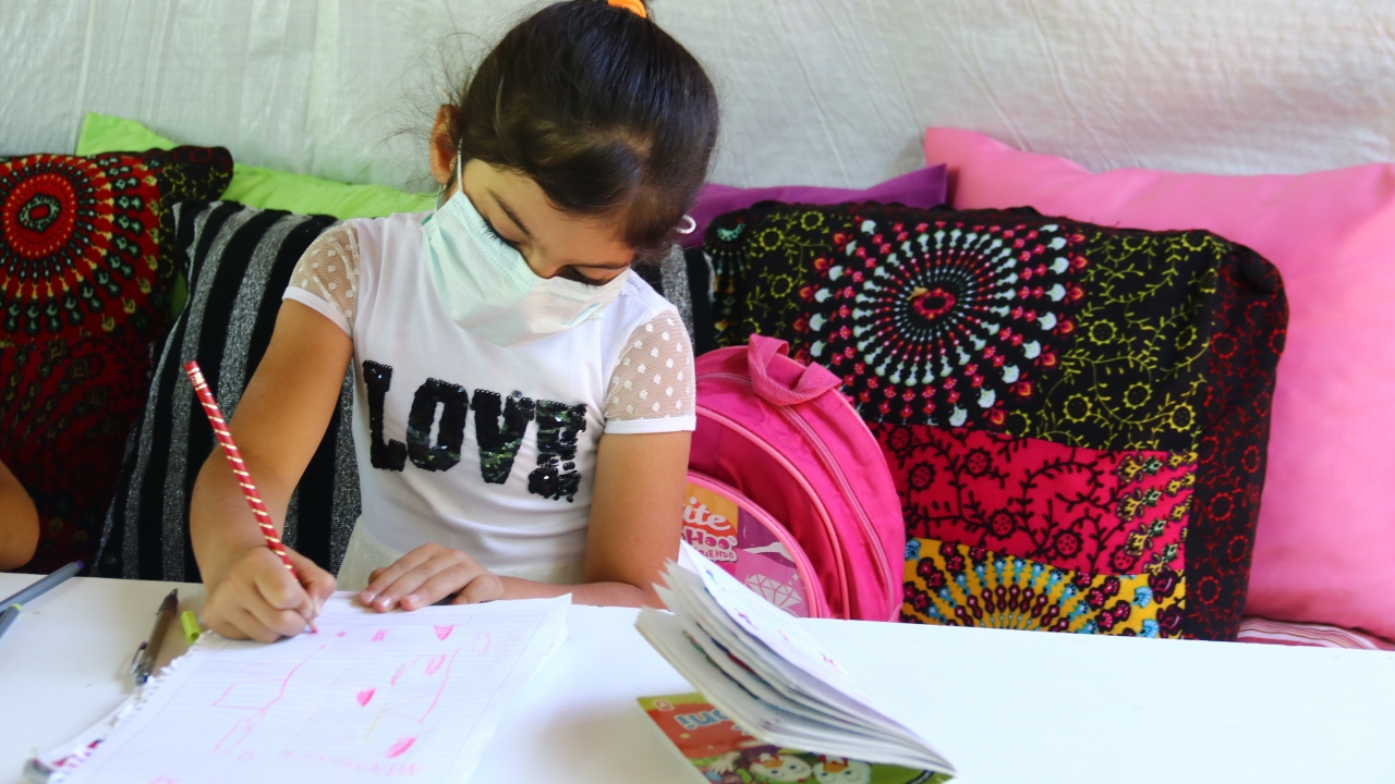 Oluşturdukları ortamın fotoğrafını çekerek öğretmenleri Esmaperi Güler`e gönderen öğrenciler, kendilerine yazı tahtası temin etmesini istedi.