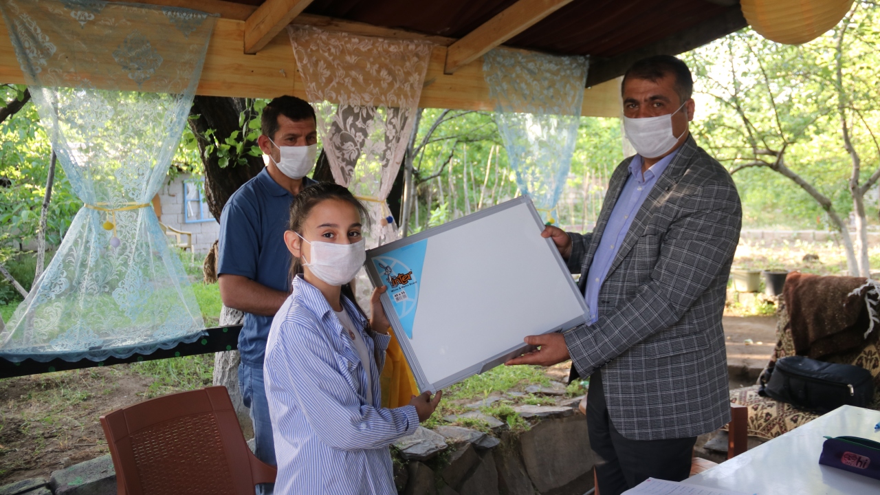 Öğretmenin talebi ilettiği İlçe Milli Eğitim Müdürü Sadık İşler de öğrencileri kamelyada ziyaret ederek kitap, kırtasiye malzemesi ve yazı tahtası hediye etti.