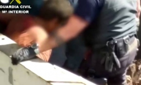 Düzensiz göçmenler metal hurda kamyonunda yakalandı