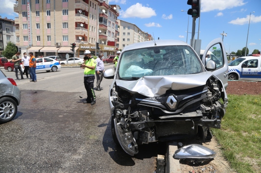 Sivasta hafif ticari araçla otomobil çarpıştı: 2 yaralı