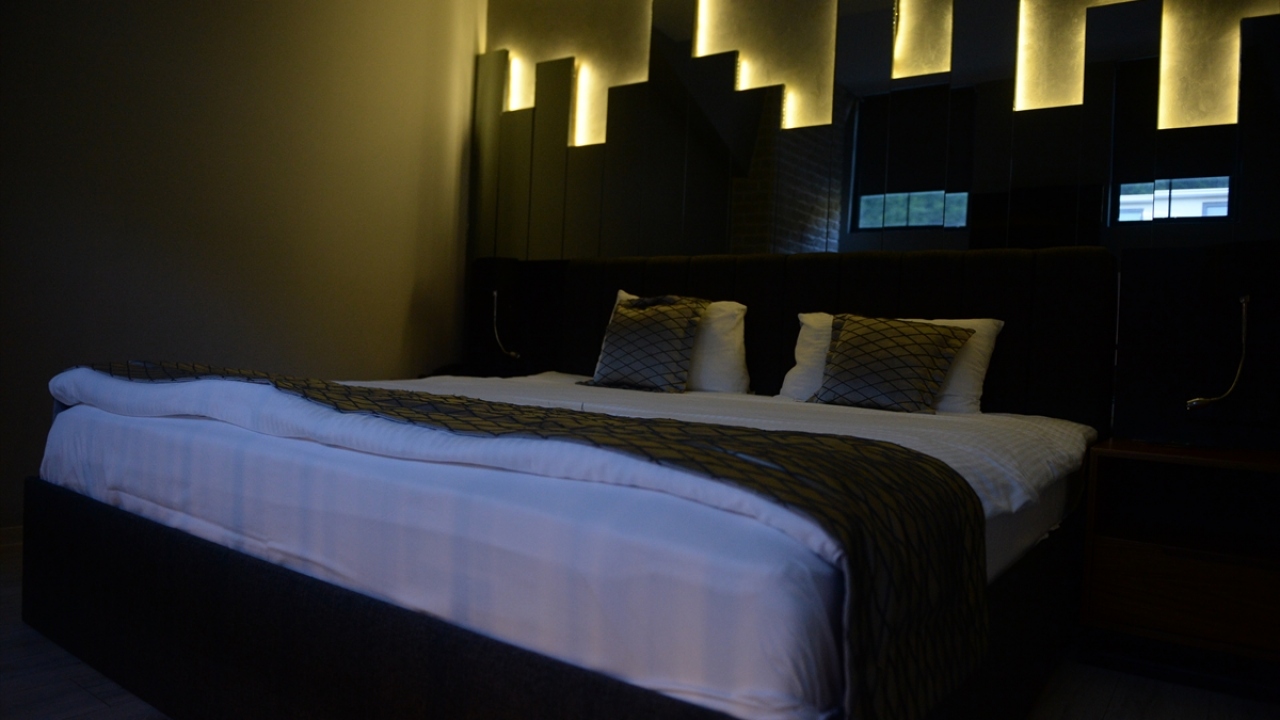 Sakarya`nın Sapanca ilçesinde, tabiat ile baş başa, dinlendirici ve huzurlu bir tatil yapmak için çeşitli önlemler alan villa konseptli oteller, misafirlerini ağırlamaya başladı.