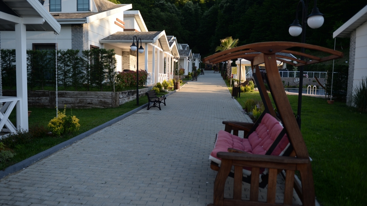 Gezgin, tesisi kapatmadan önce dezenfeksiyon çalışmalarına başladıklarını ve kapalı kaldıkları sürede detaylı temizlik yaptıklarını ve öngörülen kurallara göre hazırlandıklarını anlattı.