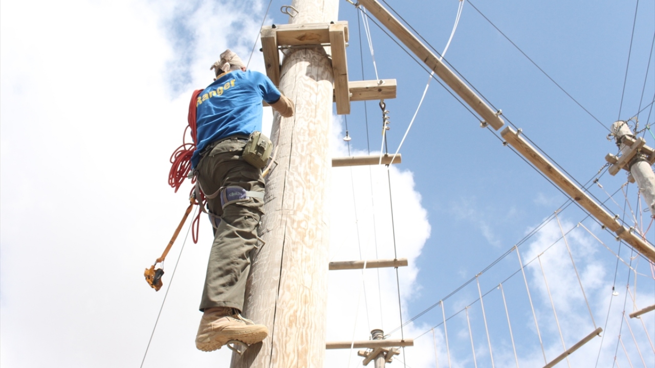 Ceraş kırsalında 2014`te kurulan kamp, sıra dışılığı doğanın güzelliğiyle birleştirerek Ürdünlülere alışık olmadıkları karşılıklı rekabete ve meydan okumaya dayanan sporları yapma imkanı sağlıyor.