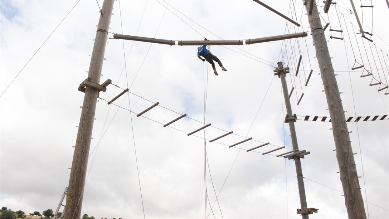 Kamp alanındaki kulübeler, ziyaretçilere ağaçların üstünde yaşama deneyimi sağlıyor. 