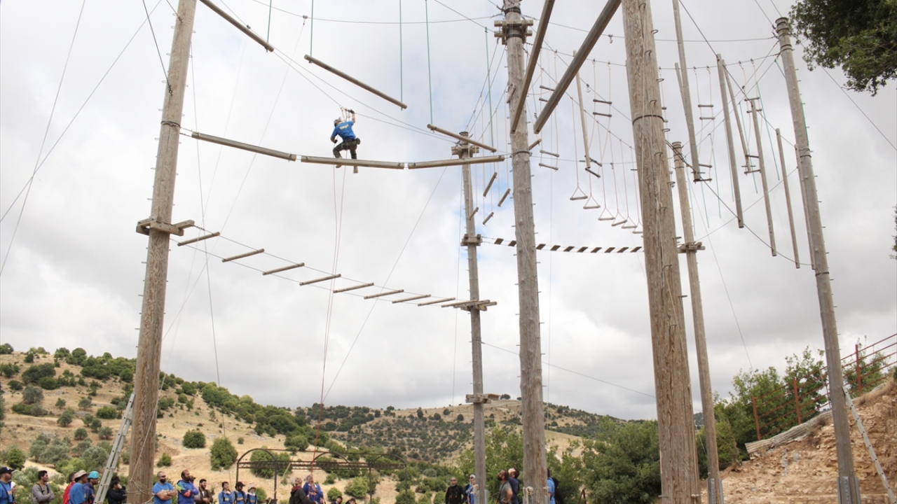 Çeşitli alanlarda girişilen maceralardan sonra kamp alanındaki 10 kulübede, etrafı çevreleyen muhteşem doğayı her yönüyle keşfetmeye sıra geliyor.