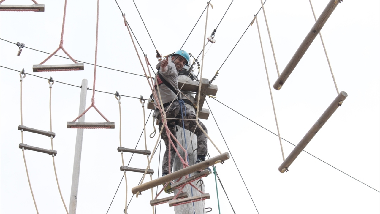 Kamp, Ceraş bölgesine bağlı "kuş geçidi" olarak adlandırılan ormanların içinde 42 bin metrekarelik bir alanda hizmet veriyor. 