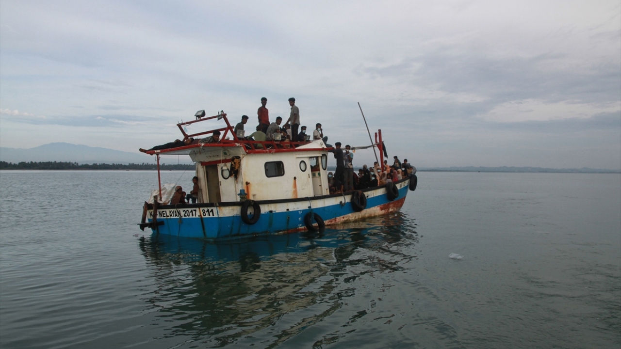 Yola çıktıkları teknenin arızalanması sonucu denizde sürüklenen 49’u kadın, 30’u çocuk 94 Arakanlı sığınmacı, pazartesi akşamı eyaletteki Seunuddon Sahili açıklarında balıkçılar tarafından kurtarıldı.