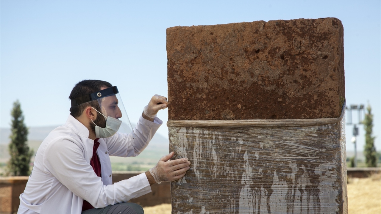 Van Yüzüncü Yıl Üniversitesi (YYÜ) Sanat Tarihi Bölümü Öğretim Üyesi Prof. Dr. Recai Karahan başkanlığında yürütülen çalışmalarda, bu yıl liken temizliği, taş düzeltme ve çevre düzenlemesi yapılacak.