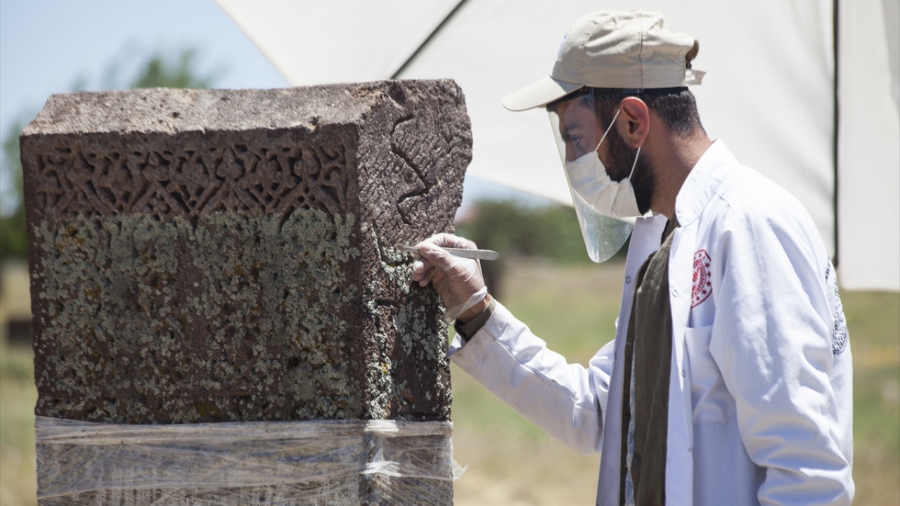 Kazı Başkanı Karahan, gazetecilere yaptığı açıklamada, Covid-19 tedbirleri altında çalışmalara başladıklarını ve hava şartlarına göre ekim ayına kadar sahada olacaklarını söyledi. 