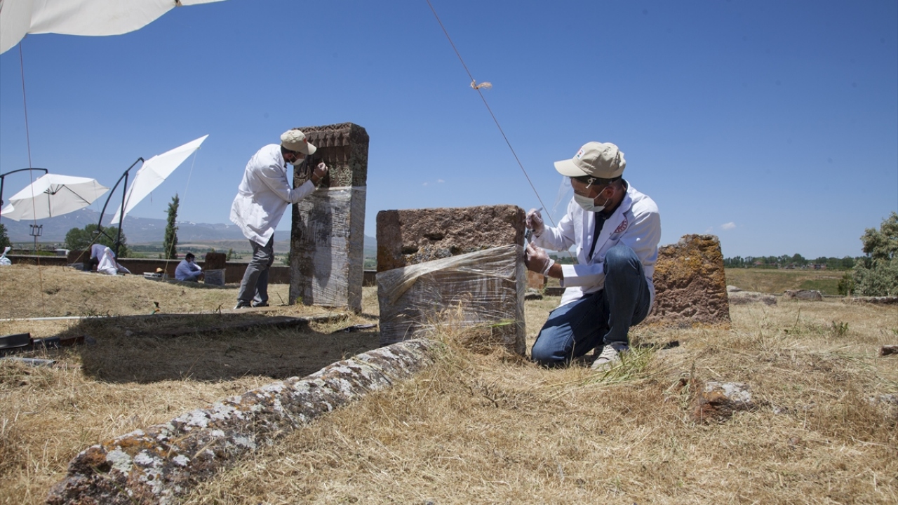 Birleşmiş Milletler Eğitim, Bilim ve Kültür Örgütü (UNESCO) Dünya Mirası Geçici Listesi`nde yer alan tarihi Selçuklu Meydan Mezarlığı`nda yürütülen kazı, restorasyon ve çevre düzenlemesi çalışmaları devam ediyor. 