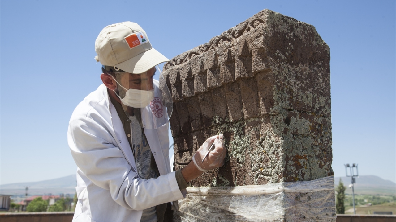 Kazı alanında herkesin ateşinin ölçüldüğünü, maske taktıklarını ve sosyal mesafe kurallarına dikkat ettiklerini vurgulayan Karahan, Türk Tarih Kurumu`nun vereceği bütçe doğrultusunda çalışmaları sürdüreceklerini aktardı.