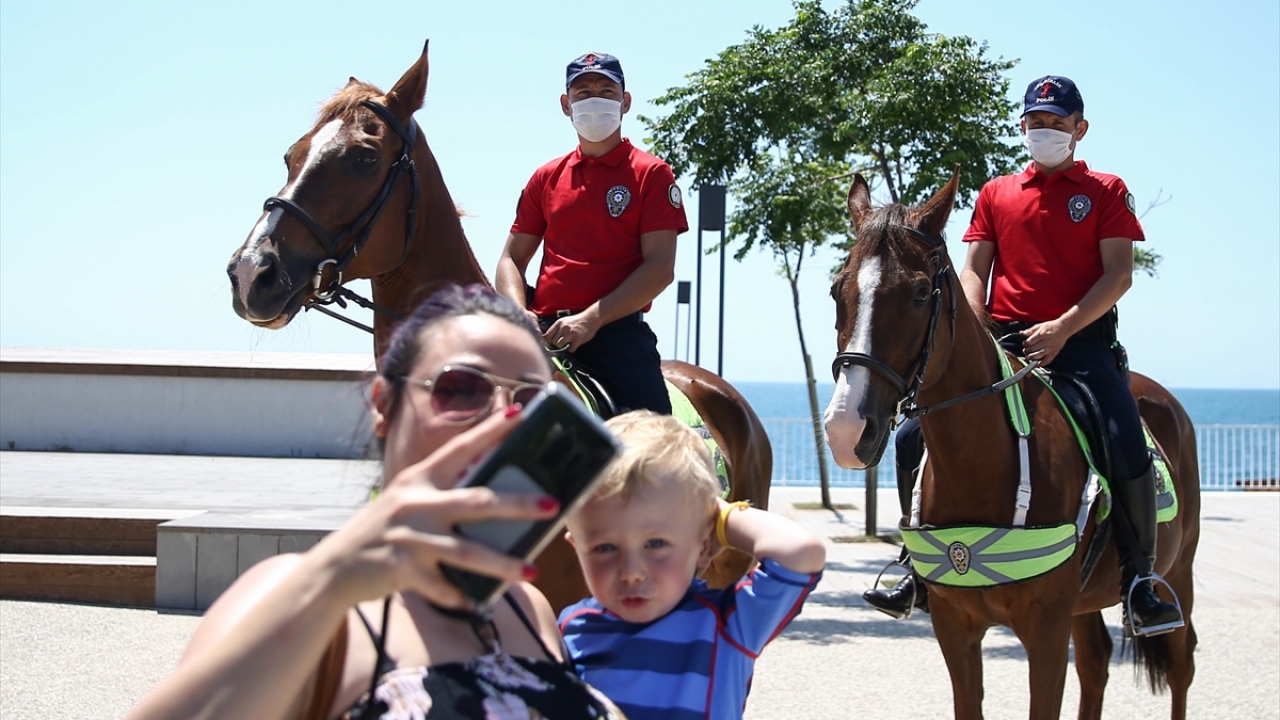 Atlı polisler, görevleri sırasında tatilcilerin fotoğraf çektirme isteklerini de geri çevirmeyerek her gün onlarca kez objektif karşısına geçiyor.