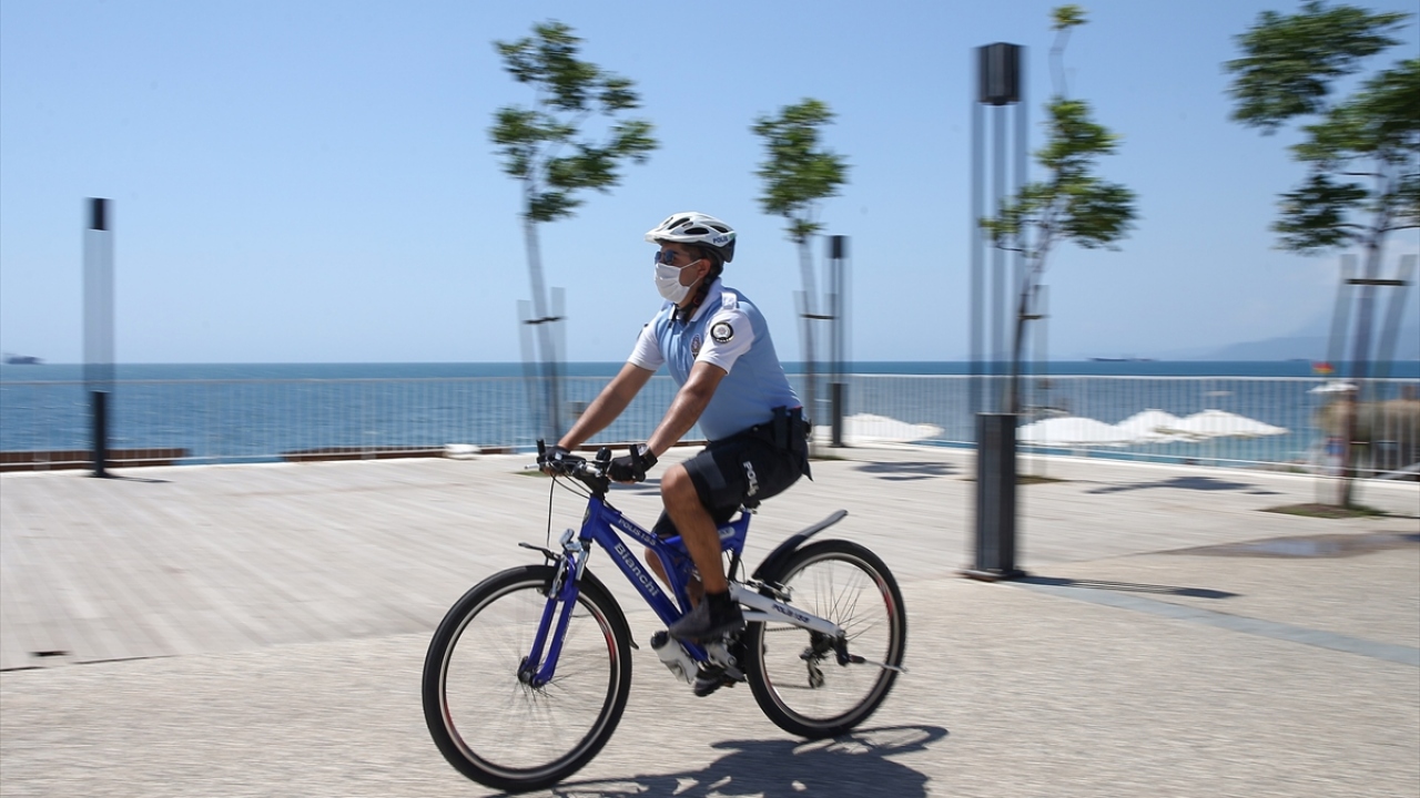 "Bisikletli martı timi"nde görevli Süleyman Akkurt da sahile saat 09.00`da geldiklerini ve akşama kadar görev yaptıklarını kaydetti.