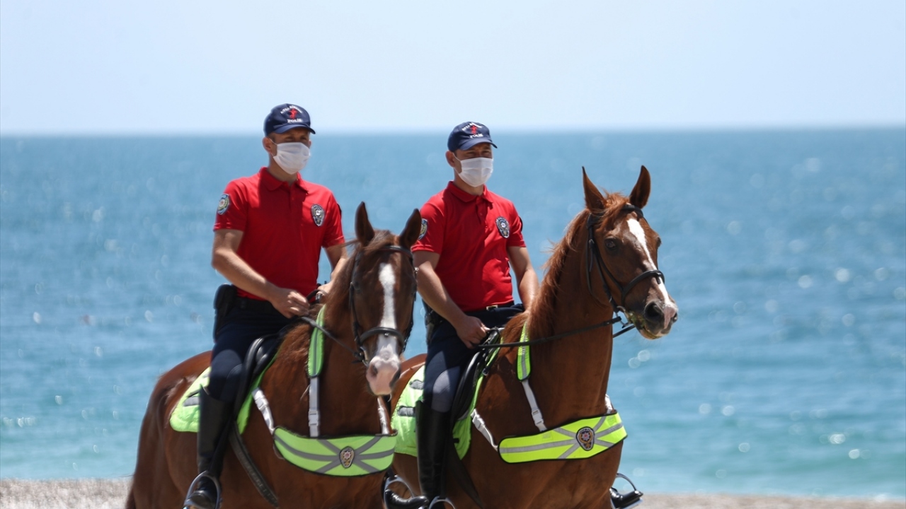 Görevlerinin halkın huzur ve güvenliğini sağlamak olduğunu vurgulayan Kaykaç, "Antalyalılar ve tatilciler bize büyük ilgi gösteriyor, bizimle bol bol fotoğraf çektiriyorlar, atımızı seviyorlar." dedi.