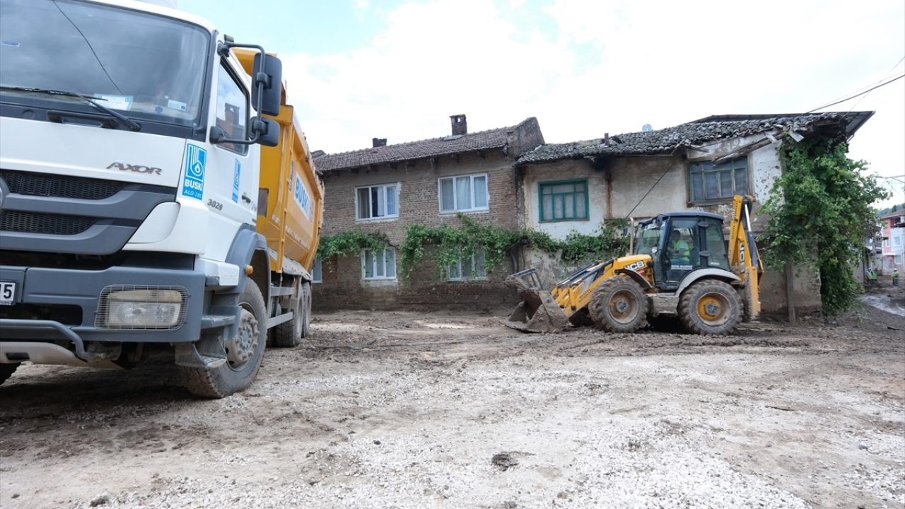 Selden en büyük zararı gören Dudaklı Mahallesi`nde yaraların sarılması için adete seferberlik başlatıldı. 