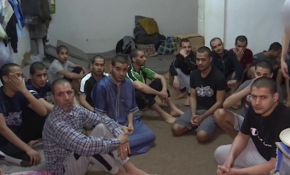 Hafter para vadiyle kandırdığı çocukları savaşmaya zorluyor