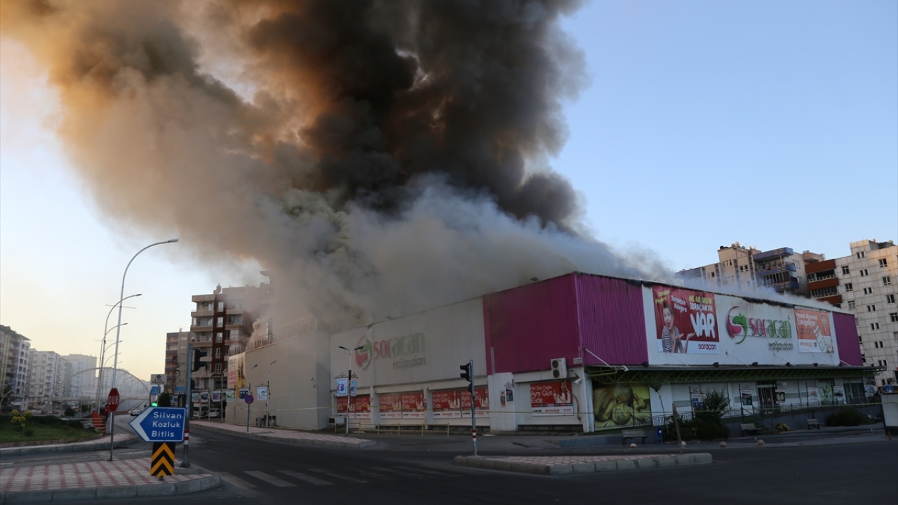 Merkez Belde Mahallesi`nde bulunan kentin en büyük alışveriş merkezlerinden birinde, henüz belirlenemeyen nedenle yangın çıktı.
