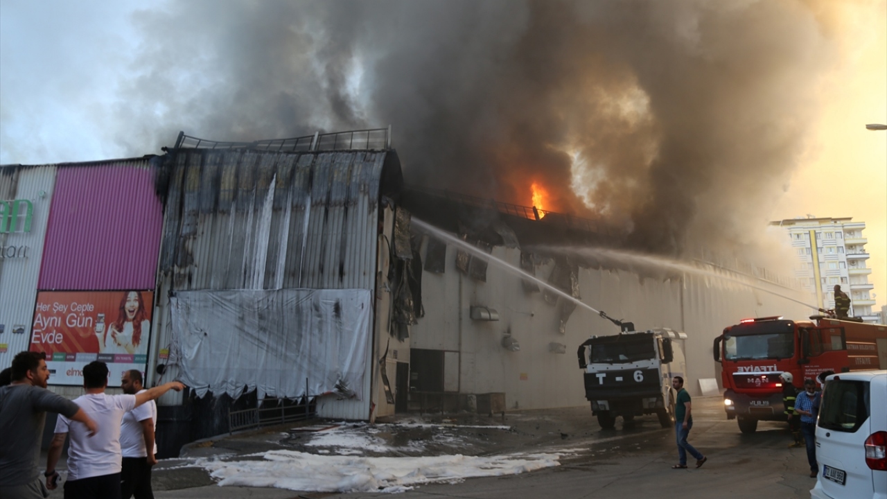 İhbar üzerine olay yerine Batman itfaiyesine bağlı çok sayıda ekip gelerek yangına müdahale etmeye başladı.