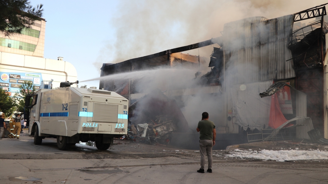 Batman Emniyet Müdürlüğüne bağlı TOMA`lar da söndürme çalışmalarına katıldı.