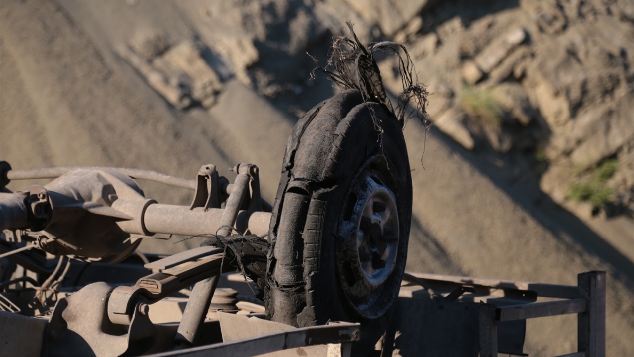 Emrah Timur idaresindeki 31 AEC 703 kamyonet, Kahramanmaraş-Kayseri kara yolu Andırın kavşağında seyir halindeyken tekerinin patlaması sonucu devrildi.