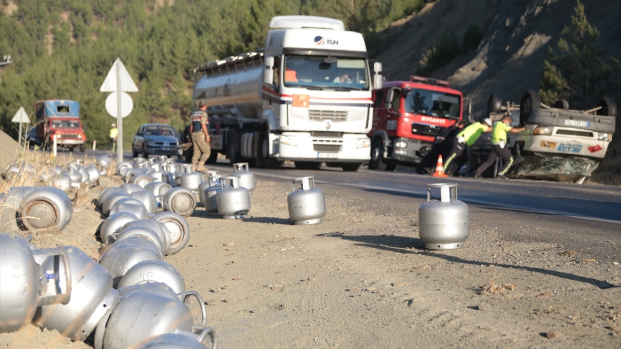 Hafif yaralı sürücü ise ambulansta ayakta tedavi edildi.
